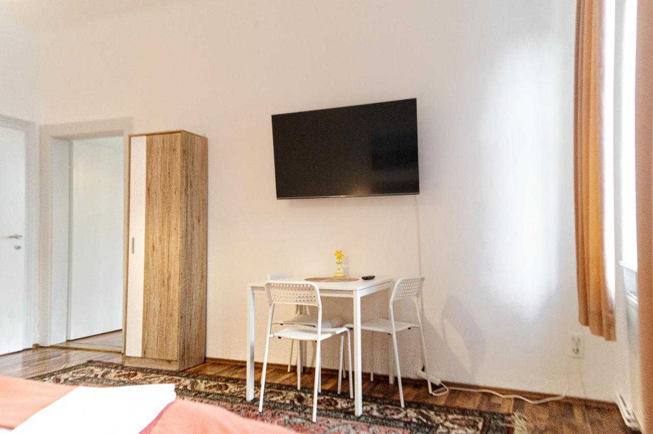 Comfy 2Br- Apartment Near Wiener Stadthalle Viena Exterior foto